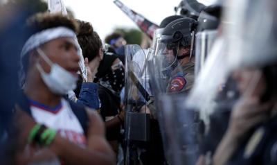 ARCHIVO - Manifestantes enfrentan a agentes del Departamento de Policía en Austin durante una movilizacion en el centro de la ciudad, en Texas, el 4 de junio de 2020, para protestar por la muerte de George Floyd. (AP Foto/Eric Gay)