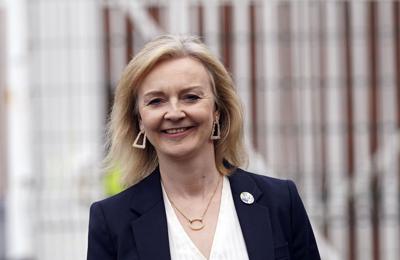 ARCHIVO - La secretaria de relaciones exteriores de Gran Bretaña Liz Truss arriba a una reunión del gabinete en Bristol, Inglaterra, el 15 de octubre del 2021. (Steve Parsons/Pool vía AP)