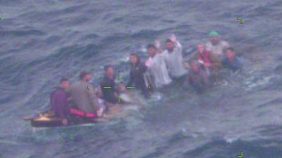Esta fotografía muestra a un grupo de cubanos en una balsa que se hundía, el 3 de febrero del 2022, frente a las costas de Key Largo, Florida. Foto suministrada por la Guardia Costera de Estados Unidos. (Guardia Costera de EEUU vía AP)
