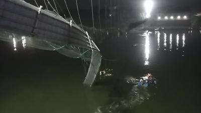 Rescatistas en botes buscan a personas en el río Machchu debajo de un puente que se vino abajo el domingo 30 de octubre de 2022, en el distrito de Morbi, India. (Foto AP/Rajesh Ambaliya)