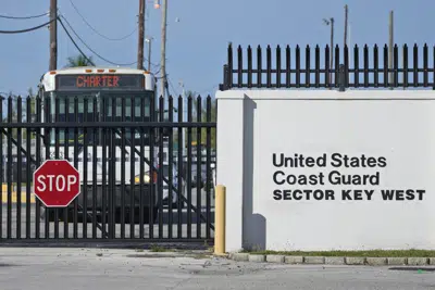 Autobuses que transportan a migrantes cubanos parten del Sector Key West de la Guardia Costera el jueves 5 de enero de 2023, en Key West, Florida. (AP Foto/Wilfredo Lee)