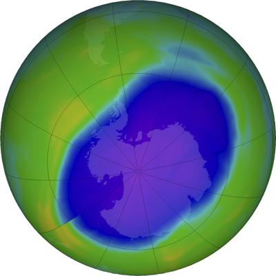 En esta imagen de color falso del 5 de octubre de 2022, proporcionada por la NASA, el azul y morado muestran el agujero en la capa de ozono sobre la Antártida. (NASA vía AP)