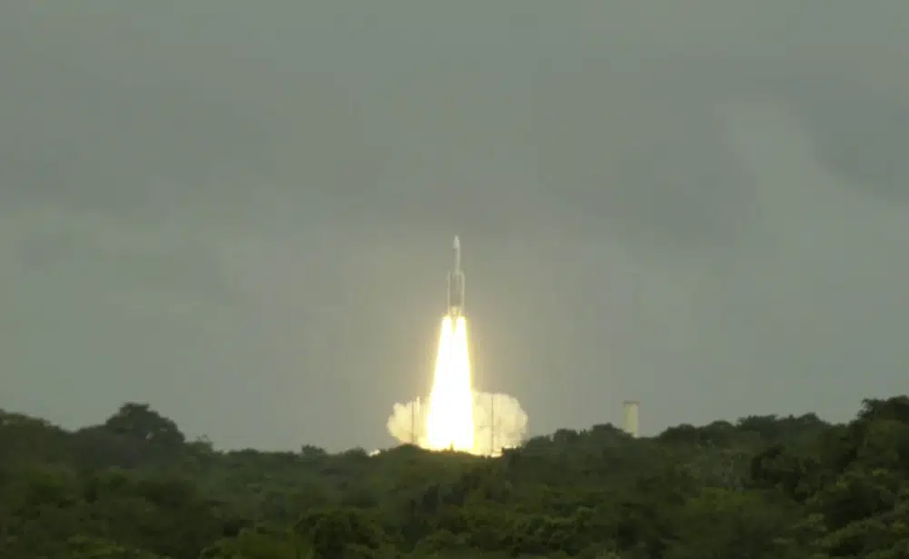Esta foto de la Agencia Espacial Europea muestra al cohete Ariane 5, que transporta al explorador Juice de las lunas de Júpiter, despegando del puerto espacial europeo en Kourou, Guyana Francesa, viernes 14 de abril de 2023. (AES via AP)