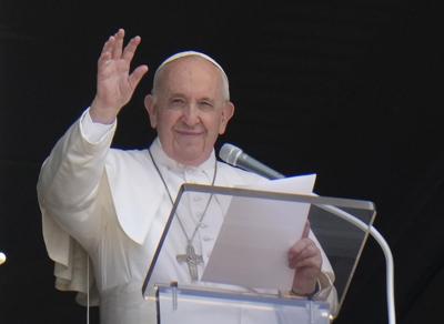 ARCHIVO - En esta imagen del domingo 4 de julio de 2021, el papa Francisco saluda a la multitud saluda a la multitud a su llegada para la plegaria del Angelus desde la ventana de su estudio con vistas a la Plaza de San Pedro en el Vaticano. (AP Foto/Alessandra Tarantino, archivo)