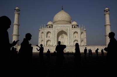 En esta imagen de archivo, tomada el 24 de marzo de 2019, turistas visitan el Taj Mahal, en Agra, India. (AP Foto/Manish Swarup)