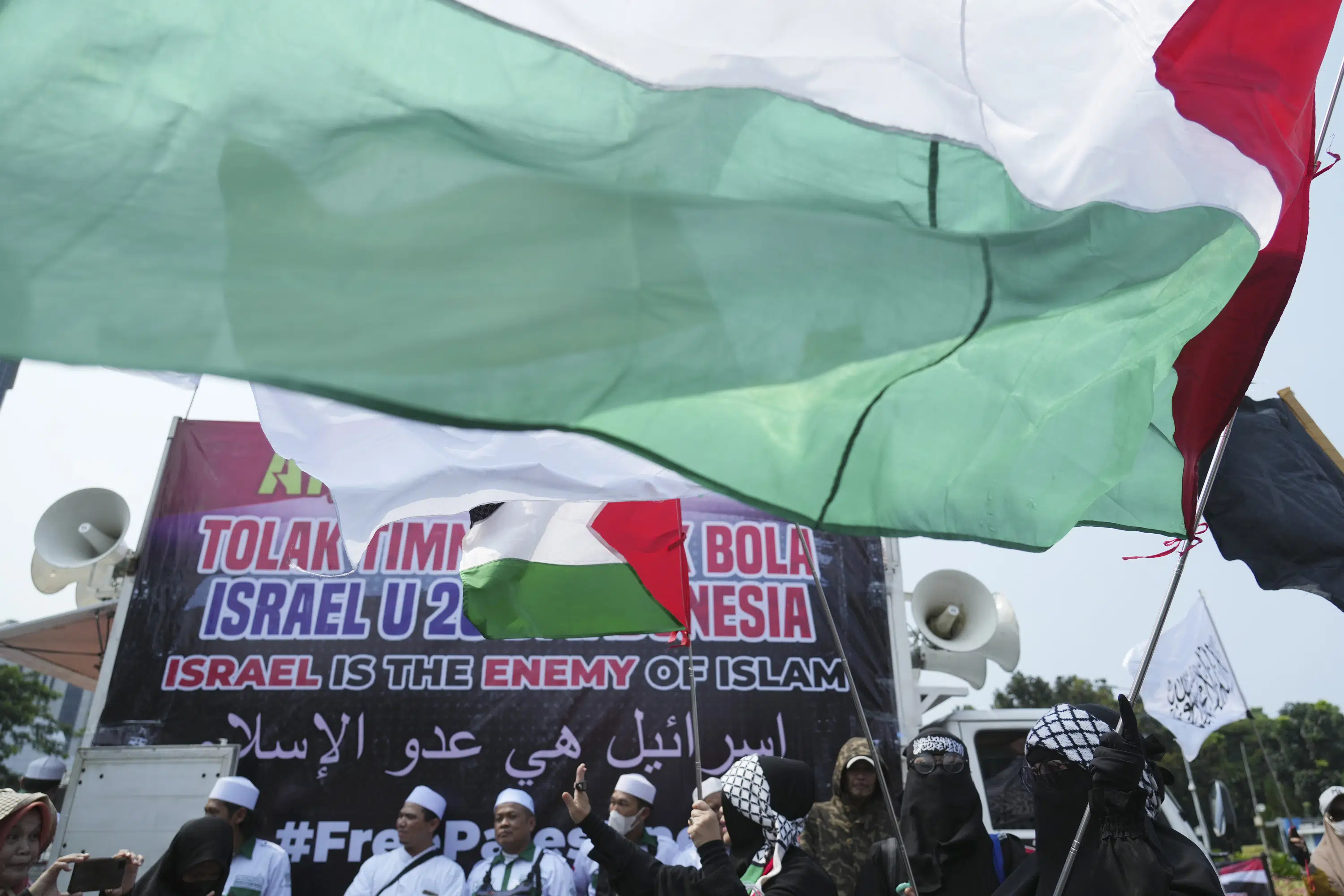 Puluhan orang di Indonesia memprotes kehadiran Israel di Piala U-20