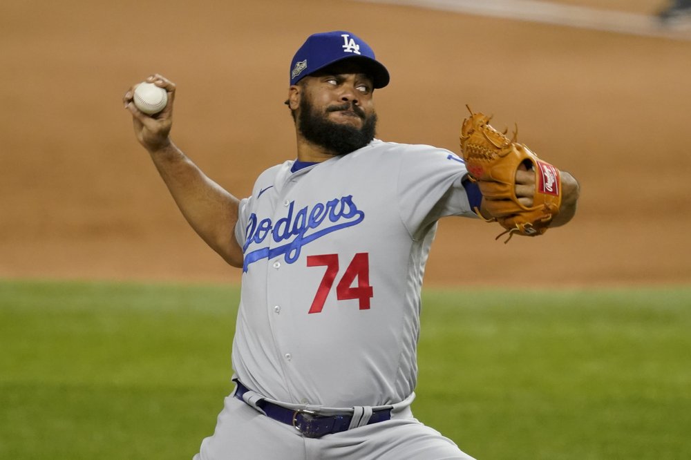 El relevista de los Dodgers de Los Ángeles Kenley Jansen lanza contra los Bravos de Atlanta durante la sexta entrada en el Juego 3 de una Serie de Campeonato de la Liga Nacional de MLB el miércoles 14 de octubre de 2020 en Arlington, Texas.