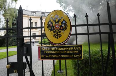 Foto tomada el 30 de agosto del 2021 de la sede del Tribunal Constitucional de Polonia en Varsovia, en que un grupo de manifestantes cubrieron el cartel de la entrada con otro que tiene el sello imperial ruso y las palabras: "Tribunal Constitucional del Imperio Ruso, filial de la región Vistula". (AP Photo/Czarek Sokolowski)