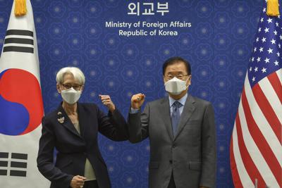 La vicesecretaria de Estado de Estados Unidos, Wendy Sherman, choca el codo con el ministro surcoreano de Exteriores, Chung Eui-yong, antes de su reunión en el Ministerio de Exteriores en Seúl, Corea del Sur, el jueves 22 de julio de 2021. Estados Unidos, Japón y Corea del Sur reafirmaron su compromiso de trabajar juntos en la desnuclearización de Corea del Norte y otras amenazas regionales, aunque no lograron avances en acercar posiciones entre los dos aliados de Estados Unidos. (Song Kyung-seok/Pool Photo via AP)