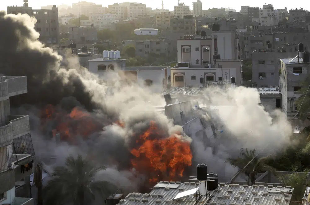 Khói và lửa bốc lên từ vụ nổ do cuộc không kích của Israel nhằm vào một tòa nhà ở Gaza, Thứ Bảy, ngày 13 tháng 5 năm 2023. Tòa nhà thuộc sở hữu của một quan chức Jihad Hồi giáo.  (Ảnh AP/Ashraf Amra)