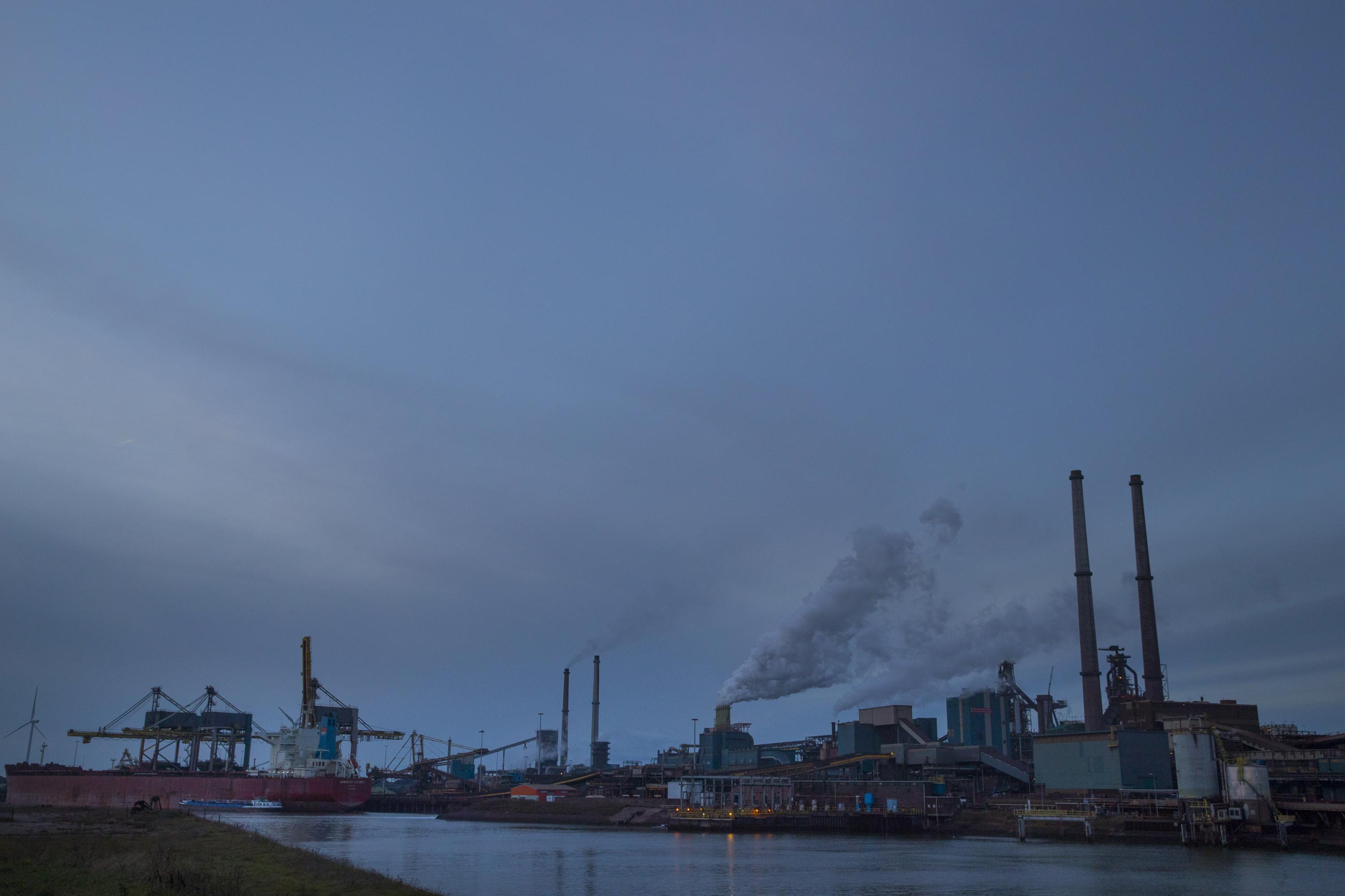 IJMUIDEN - The band Hang Youth performs for the climate activists who  demonstrate at steel factory Tata Steel IJmuiden. Action groups and local  residents want the government to intervene against the company's