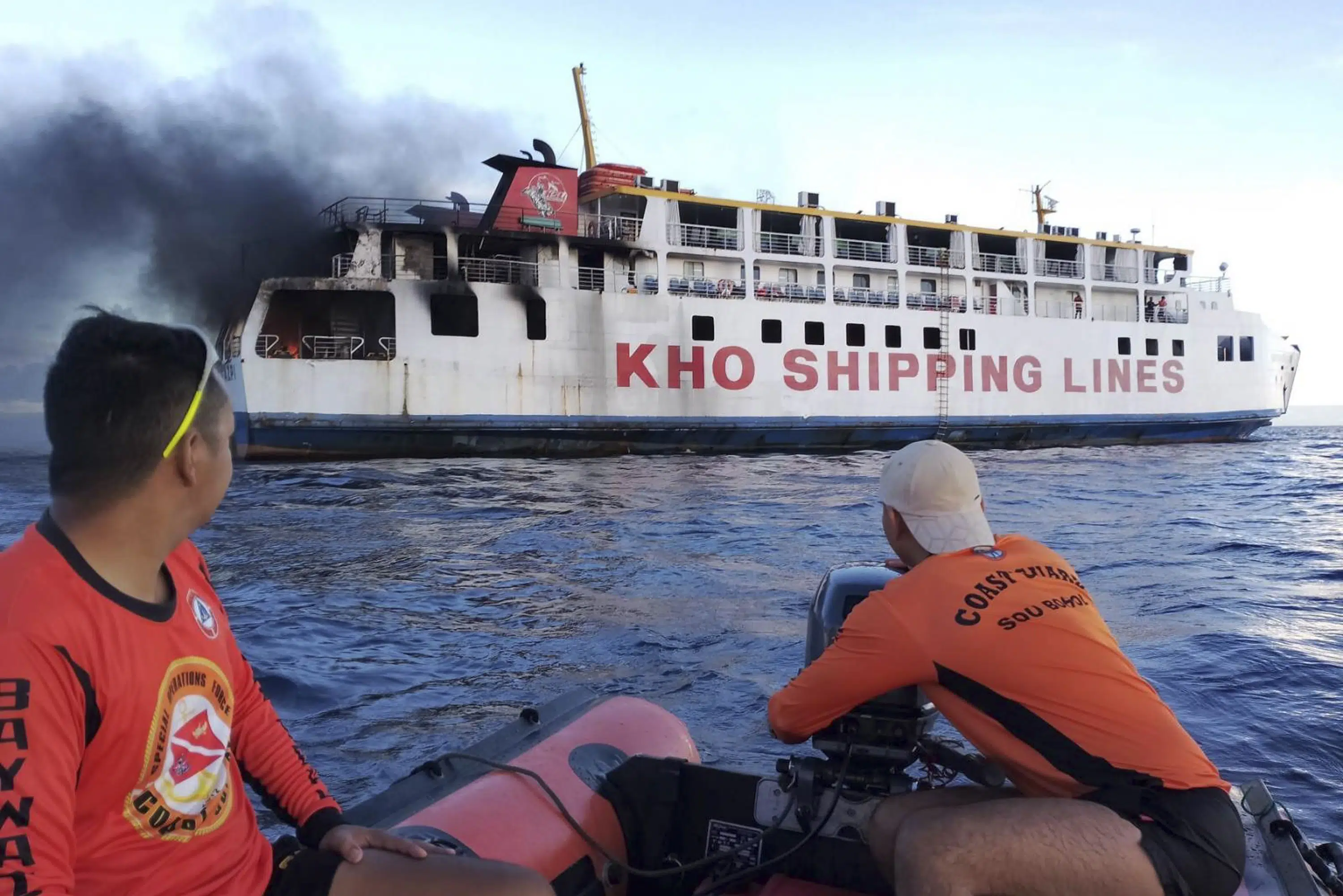 Een Filippijnse veerboot vloog op zee in brand en alle 120 mensen aan boord werden gered.