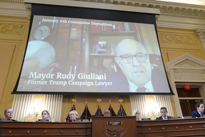 ARCHIVO - Una declaración en video del abogado de campaña de Trump y exalcalde de Nueva York Rudolph Giuliani se proyecta ante la Comisión de Investigación de la Cámara de Representantes de Estados Unidos sobre el asalto del Capitolio el 6 de enero de 2021, en el Capitolio, Washington, el lunes 13 de junio de 2022. (AP Foto/Susan Walsh, Archivo)