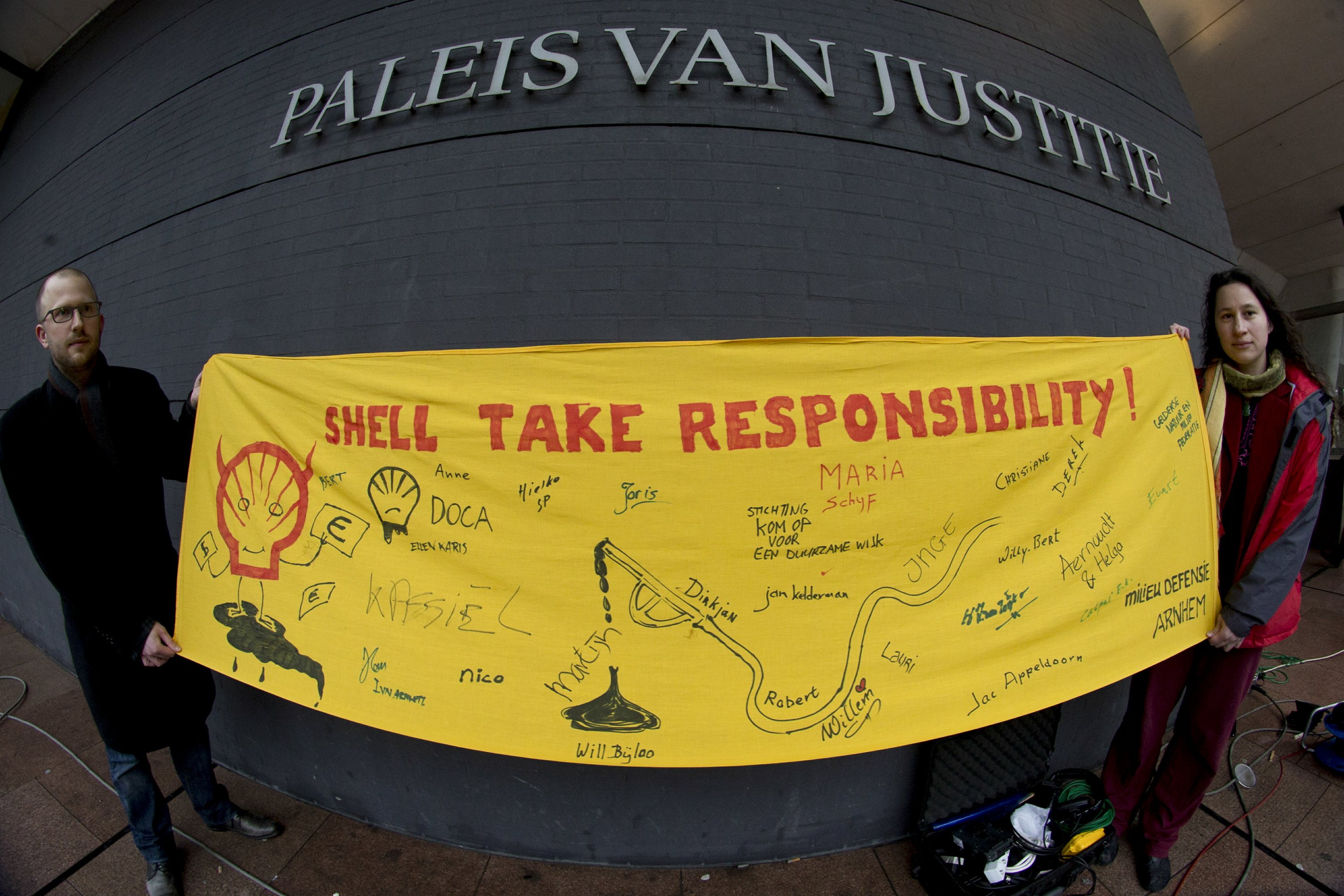 Een Nederlandse rechtbank heeft Shell Nigeria veroordeeld tot het betalen van schadevergoeding aan boeren