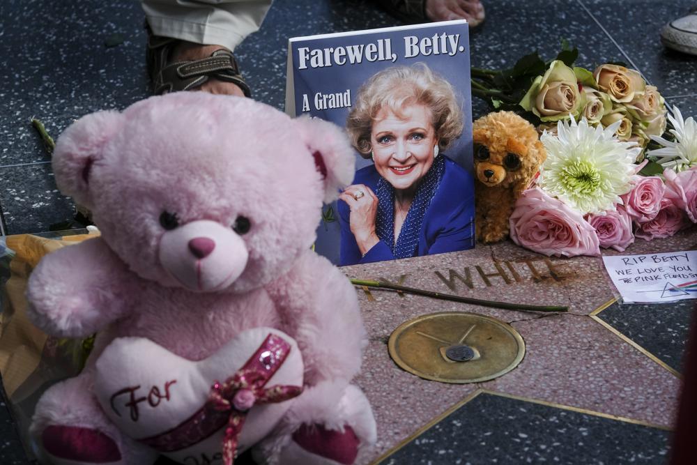 Paseo de la Fama en Hollywood, honor a Betty White. | Foto: AP