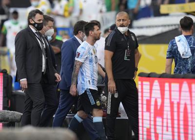 El delantero argentino Lionel Messi se retira de la cancha tras la interrupción del partido Brasil por las eliminatorias del Mundial fue interrumpido, el domingo 5 de septiembre de 2021. (AP Foto/Andre Penner)