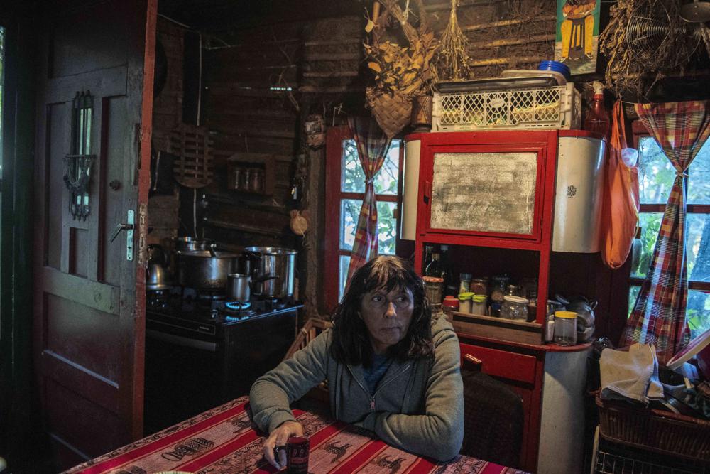 Graciela Díaz sentada en su casa en una zona rural cerca de Montevideo, Uruguay, el miércoles 26 de mayo de 2021. (AP Foto/Matilde Campodonico)