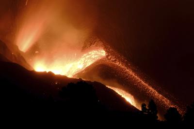Un volcán sigue vertiendo lava en la isla de La Palma el domingo 10 de octubre de 2021. (AP Foto/Daniel Roca)