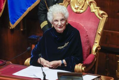 La senadora vitalicia y sobreviviente del Holocausto Liliana Segre preside la apertura de sesiones del Senado italiano luego de la reciente elección parlamentaria, jueves 13 de octubre de 2022. (AP Foto/Gregorio Borgia)