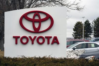 En esta imagen de archivo, tomada el 21 de marzo de 2021 , el logo de la automotriz Toyota, en el exterior de un concesionario en Lakewood, Colorado. (AP Foto/David Zalubowski, archivo)