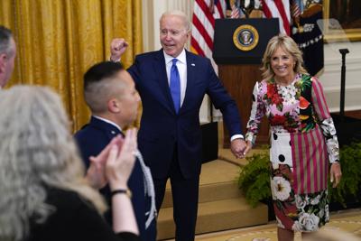 El presidente Joe Biden y la primera dama Jill Biden al momento de retirarse después de que el mandatario pronunciara un discurso con motivo del Mes del Orgullo, en el Salón Este de la Casa Blanca, en Washington, el viernes 25 de junio de 2021. (AP Foto/Evan Vucci)