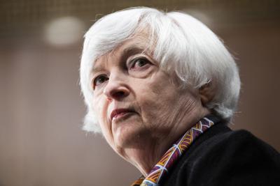 Archivo - La secretaria del Tesoro Janet Yellen testifica ante la audiencia del Comité de Banca, Vivienda y Asuntos Urbanos del Senado, el 10 de mayo de 2022, en capitol hill en Washington. Estados Unidos cerrará el miércoles la última vía para que Rusia pague sus miles de millones en deuda a los inversores internacionales, haciendo que un incumplimiento ruso de sus deudas por primera vez desde la Revolución Bolchevique sea casi inevitable. El Departamento del Tesoro dijo en una notificación el martes que no planea renovar la licencia para permitir que Rusia siga pagando a sus tenedores de deuda a través de bancos estadounidenses. (Tom Williams/Pool vía AP, Archivo)