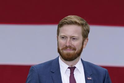 Fotografía de archivo del 14 de octubre de 2020, del entonces candidato republicano al Congreso por el tercer distrito de Michigan, Peter Meijer, durante un mitin de campaña en Grand Rapids, Michigan. (AP Foto/ Carlos Osorio, Archivo)