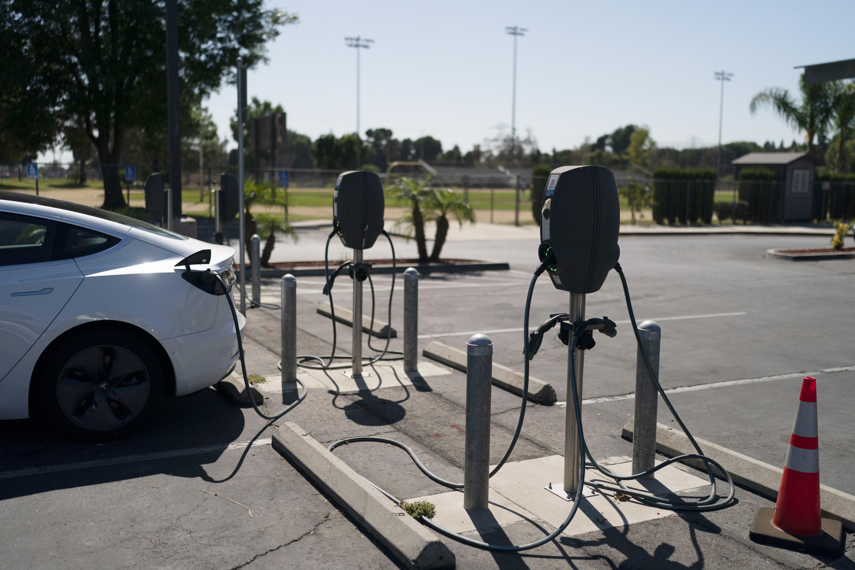 equity-is-goal-not-mandate-in-california-electric-car-rule-ap-news