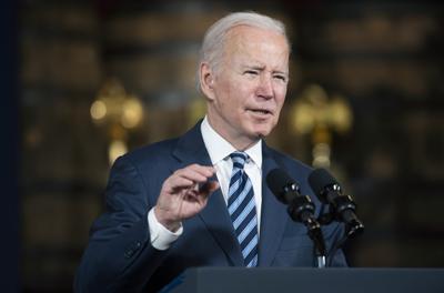 El presidente Joe Biden habla sobre la limpieza largamente retrasada de los puertos y afluentes de los Grandes Lagos contaminados con toxinas industriales en los astilleros, el jueves 17 de febrero de 2022, en Lorain, Ohio. La limpieza se acelerará dramáticamente con un impulso de $ 1 mil millones del plan de infraestructura de Biden. (AP Photo/Ken Blaze)