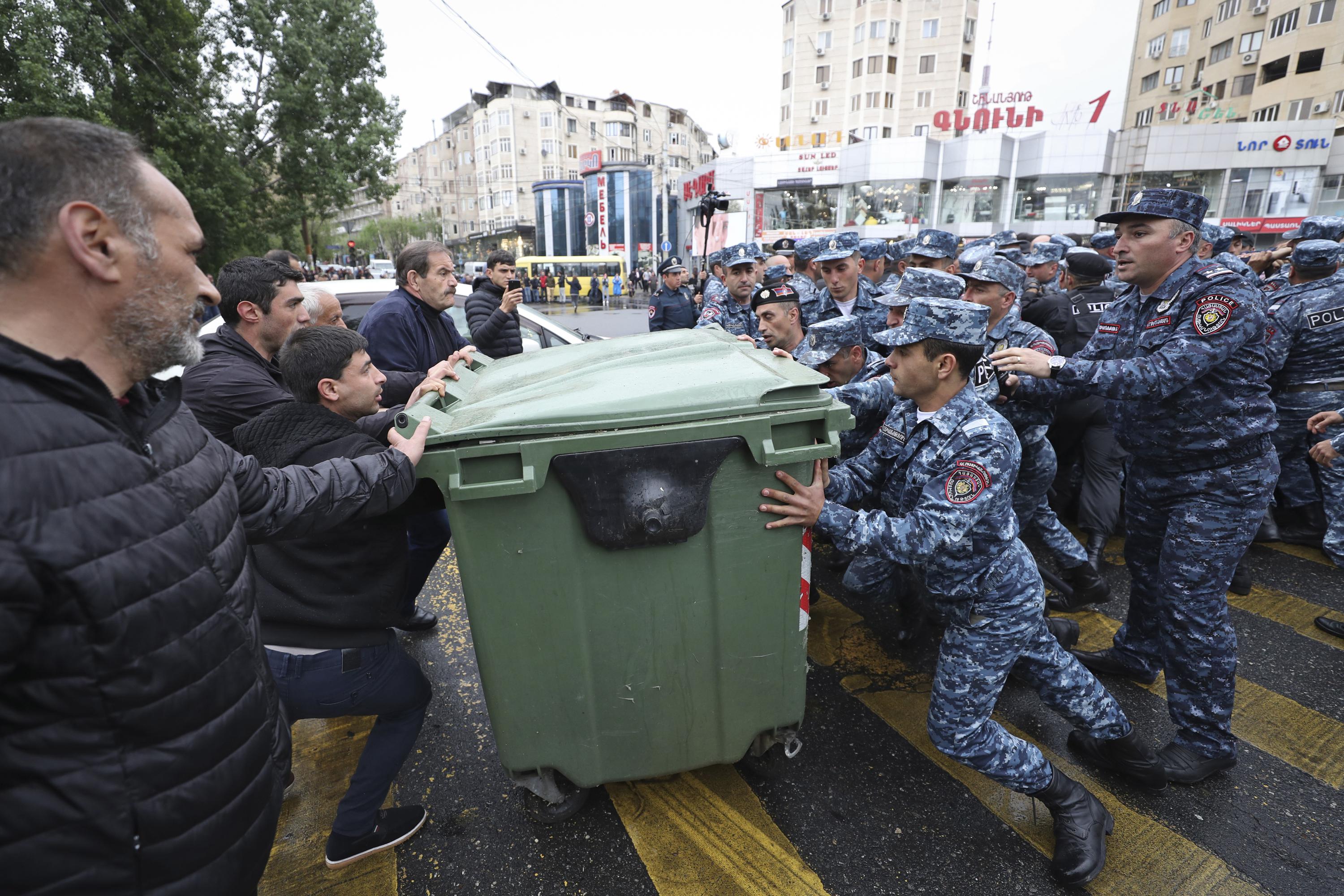 Новости армении ес. Протесты в Ереване. Протесты в Армении 2022. Акции протеста в Ереване. Протесты в Армении фото.