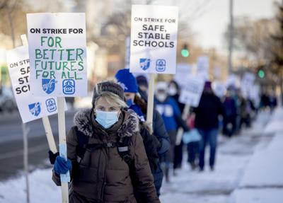 Los maestros y simpatizantes de Minneapolis hacen un piquete en la calle 34 y Chicago Avenue South en Minneapolis, el martes 8 de marzo de 2022. Los maestros abandonaron el trabajo el martes en una disputa sobre salarios, tamaño de las clases y apoyo de salud mental para los estudiantes que enfrentan dos años de pandemia de coronavirus, al menos temporalmente deteniendo las clases para unos 29,000 estudiantes en uno de los distritos escolares más grandes de Minnesota. (Elizabeth Flores/Star Tribune vía AP)