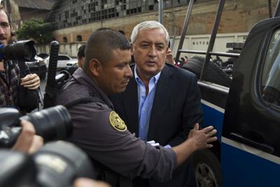 ARCHIVO - El expresidente guatemalteco Otto Pérez Molina es escoltado por la policía a una audiencia en la corte en la Ciudad de Guatemala, el 13 de junio de 2016. El lunes 17 de enero de 2022, después de casi 7 años en prisión y obligado a renunciar a su presidencia después de ser acusado de corrupción, Pérez Molina, su entonces vicepresidenta Roxana Baldetti y otros miembros de su administración enfrentan a la corte. (AP Foto/Moises Castillo, Archivo)
