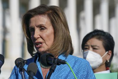 La presidenta de la Cámara de Representantes de Estados Unidos, la demócrata Nancy Pelosi, realiza una conferencia de prensa poco antes de una votación sobre una propuesta de ley  que busca garantizar el derecho de las mujeres al aborto, un esfuerzo por los demócratas en la cámara baja para eludir una nueva ley en Texas que ha colocado en peligro ese acceso, en e Capitolio, en Washington, el 24 de septiembre del 2021. (AP Foto/J. Scott Applewhite)