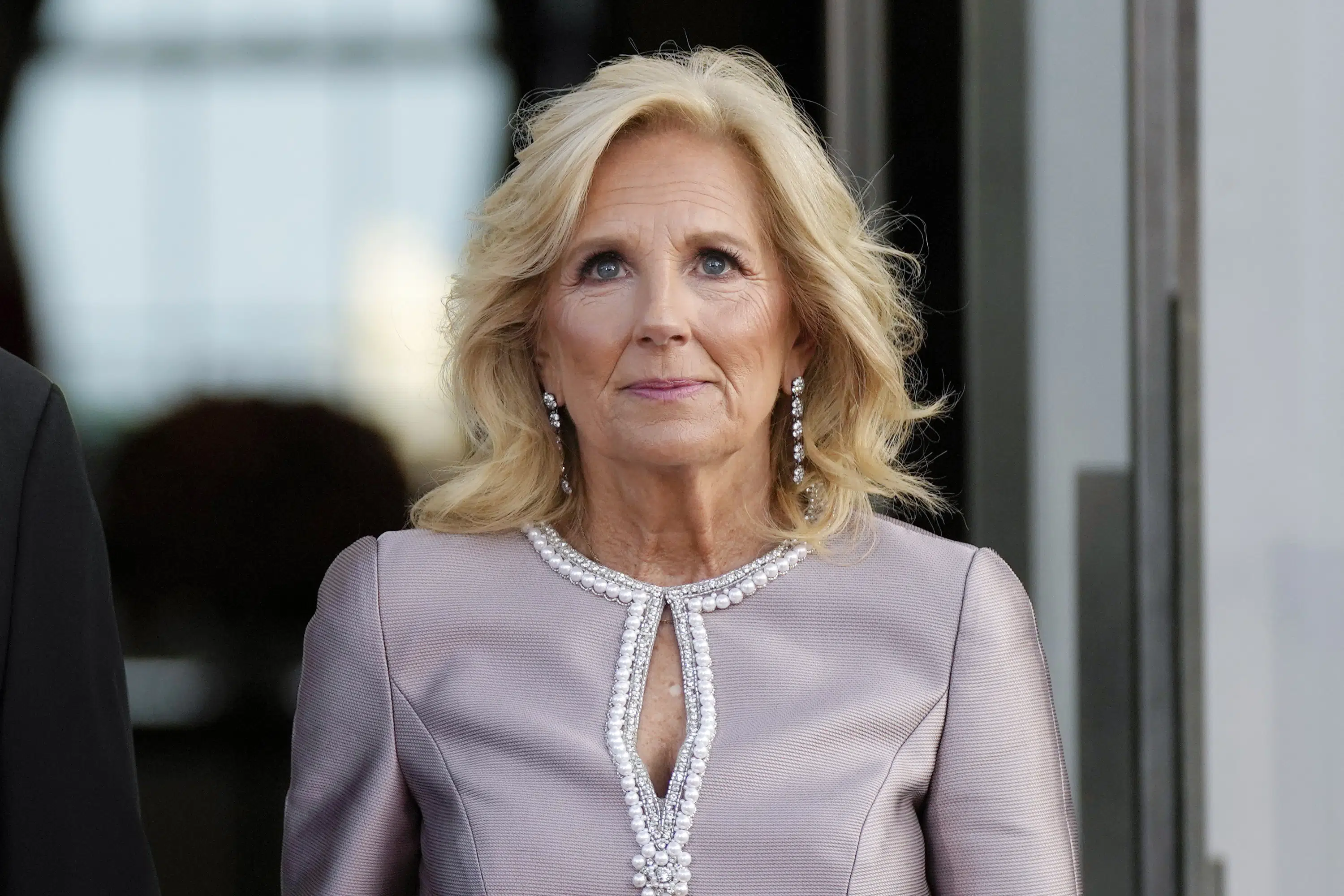 Jill Biden empodera mulheres e jovens em uma viagem ao Oriente Médio, Norte da África e Europa