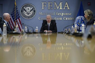 El presidente Joe Biden participa el lunes 24 de mayo de 2021 en una sesión informativa sobre la próxima temporada de huracanes del Atlántico, en la sede de la Agencia Federal para el Manejo de Emergencias (FEMA, por sus siglas en inglés), en Washington. A la izquierda está el secretario de Seguridad Nacional, Alejandro Mayorkas. (AP Foto/Evan Vucci)