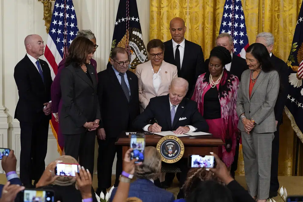 ARCHIVO - El presidente Joe Biden firma una orden ejecutiva en la Sala Este de la Casa Blanca, el 25 de mayo de 2022, en Washington. La orden llega en el segundo aniversario de la muerte de George Floyd, y se centra en la policía. Biden enfrenta una nueva presión para avanzar en la legislación policial después del asesinato de Tyre Nichols en Memphis (AP Photo / Alex Brandon, Archivo)