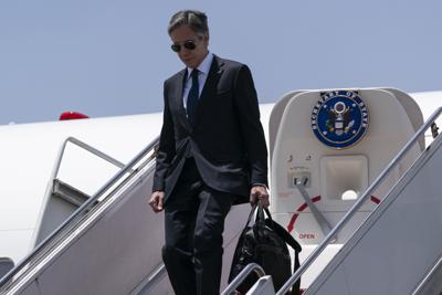El secretario de Estado de EEUU, Antony Blinken, baja de su avión a su llegada al aeropuerto internacional de El Cairo, el miércoles 26 de mayo de 2021 en Egipto. (AP Foto/Alex Brandon, Pool)