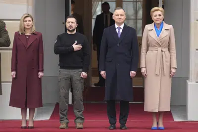 El presidente de Polonia, Andrzej Duda (segundo por la derecha), y su esposa, Agata Kornhauser-Duda, reciben al presidente de Ucrania, Volodymyr Zelenskyy, y a su esposa, Olena (izquierda), en el Palacio Presidencial, en Varsovia, Polonia, el 5 de abril de 2023. (AP Foto/Czarek Sokolowski)