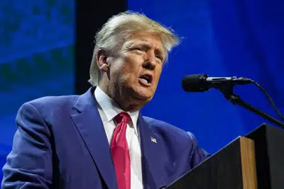 ARCHIVO - El expresidente Donald Trump habla en la convención de la National Rifle Association, Indianapolis, 14 de abril de 2023. Trump planea viajar a Iowa, donde comienzan las primarias republicanas para la misma fecha en la que estará ahí su rival, el gobernador de Florida Ron DeSantis. (AP Foto/Michael Conroy, File)