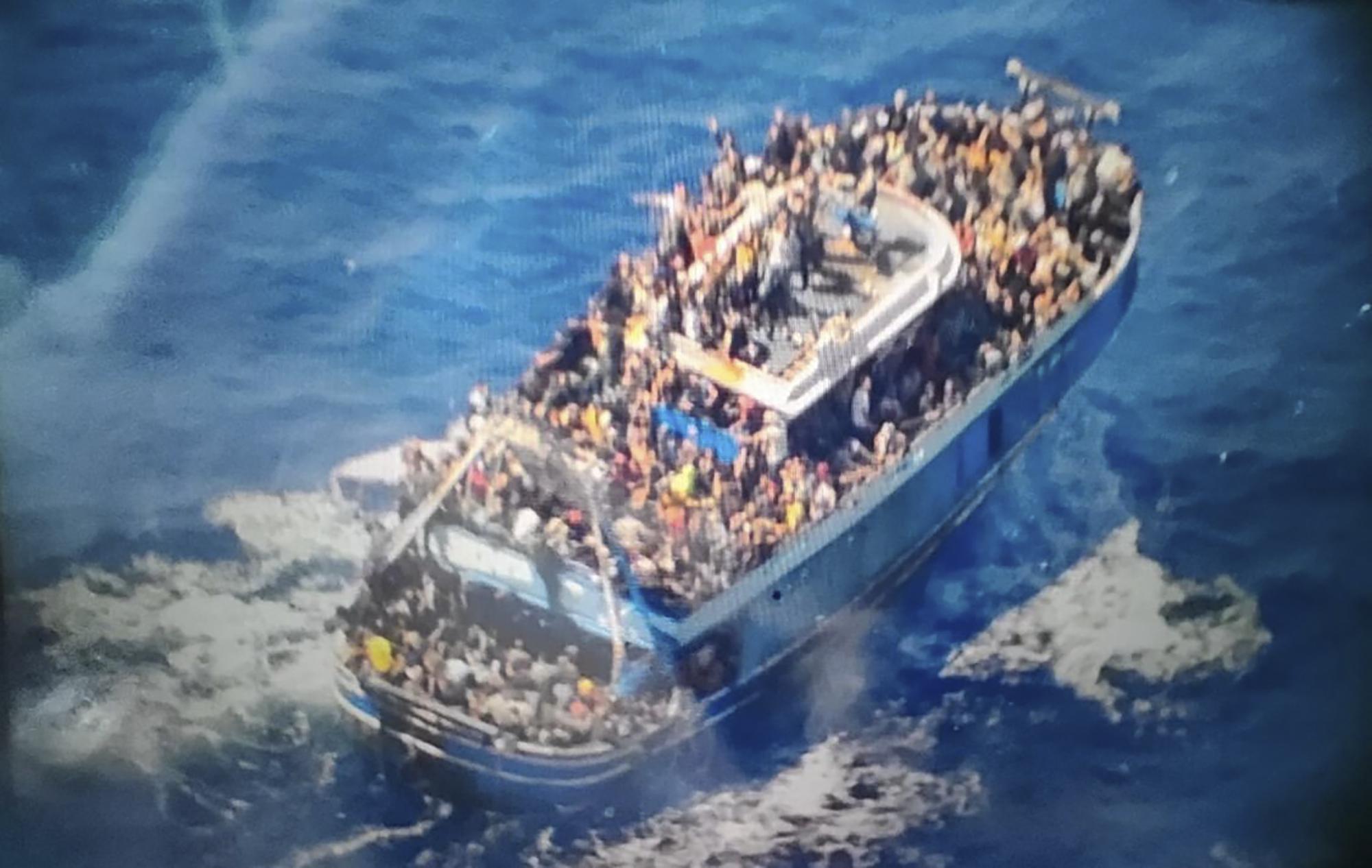 प्रवासी नाव डूबने के बाद ग्रीस को कोई जीवित नहीं मिला  सैकड़ों और लापता होने की आशंका है
