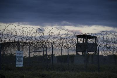 ARCHIVO - En esta foto revisada por oficiales militares estadounidenses, el sol se pone detrás del centro de detención cerrado Camp X-Ray, el 17 de abril de 2019, en la Base Naval de la Bahía de Guantánamo, Cuba. La administración Biden ha estado sentando silenciosamente las bases para liberar a los prisioneros del centro de detención de la Bahía de Guantánamo y al menos acercarse a poder cerrarlo. (AP Photo/Alex Brandon, Archivo)