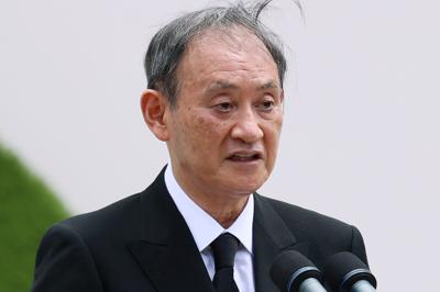 El primer ministro de Japón, Yoshihide Suga, ofrece un discurso durante una ceremonia en el Parque de la Paz de Nagasaki, en el sur de Japón, el lunes 9 de agosto de 2021. La ciudad de Nagasaki conmemoraba el lunes el 76to aniversario del ataque estadounidense con una bomba atómica. (Kyodo News via AP)