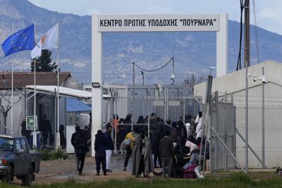 Un grupo de migrantes frente al centro de acoplo en Kokkinotrimithia, en las afueras de  Nicosia, Chipre, el 9 de febrero del 2022.  (Foto AP/Petros Karadjias)
