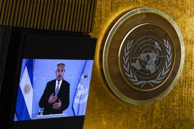 El presidente de Argentina, Alberto Fernández, aparece en una pantalla en la sala de la Asamblea General de la ONU el martes 21 de septiembre del 2021. (AP Photo/Mary Altaffer, Pool)