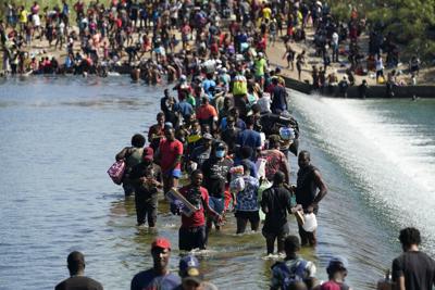 Migrantes haitianos usan una represa para cruzar entre México y Estados Unidos el viernes 17 de septiembre de 2021 en Del Rio, Texas. (AP Foto/Eric Gay)