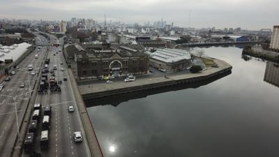 Vehículos de la policía y agentes antimotines, a la izquierda, bloquean el puente Pueyrredón, sobre el río Matanza, el martes 28 de junio de 2022, para evitar que los camioneros crucen hacia el centro de Buenos Aires. (AP Foto/Victor R. Caivano)