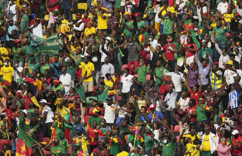 Los fanáticos reaccionan después de que el capitán de Camerún, Vincent Aboubakar, anotó el primer gol de su equipo, durante el partido de fútbol del grupo A de la Copa Africana de Naciones 2022 entre Cabo Verde y Cameron en el estadio Olembe en Yaundé, Camerún, el lunes 17 de enero de 2022. (Foto AP /Themba Hadebe)