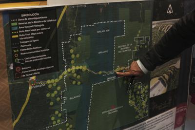 ARCHIVO - En esta foto de archivo del 18 de marzo de 2019, Rogelio Jiménez Pons, director de Fonatur, señala un mapa de una línea de tren planeada a través de la Península de Yucatán, durante una entrevista en la Ciudad de México, que daría la vuelta a la Península de Yucatán, atendiendo a turistas y trabajadores en Cancún y los resplandecientes centros turísticos de la Riviera Maya, pero también transportan carga. (AP Foto/Marco Ugarte, Archivo)
