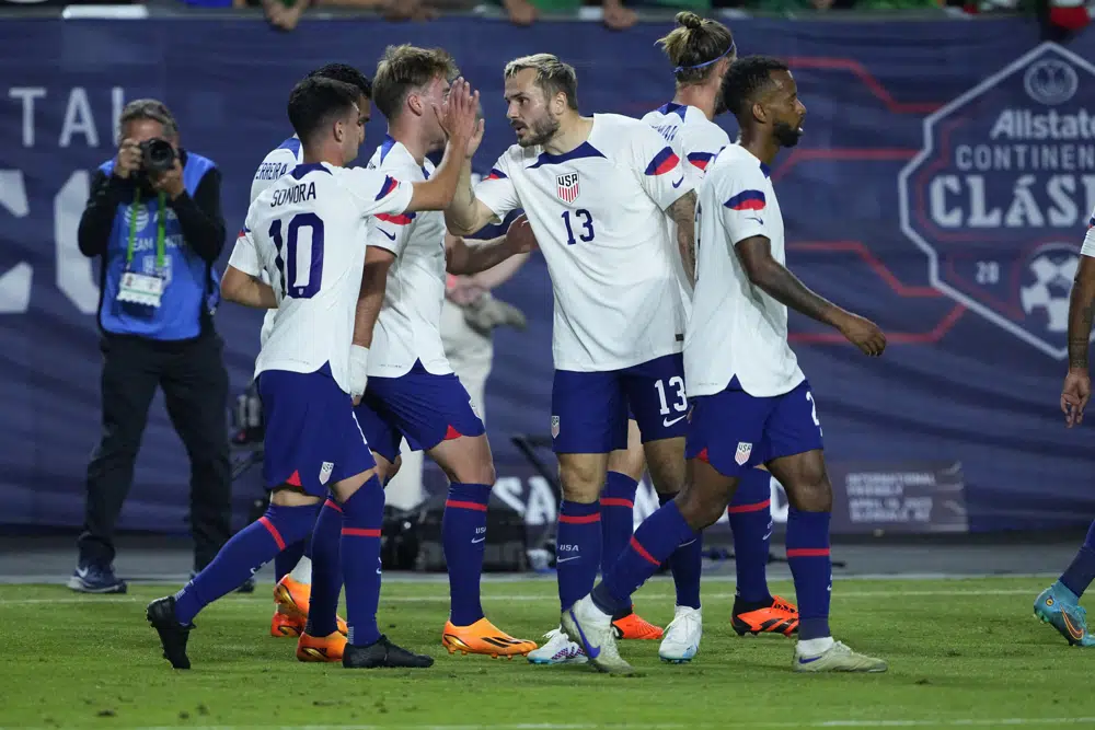 Los jugadores de Estados Unidos festejan su gol ante México en un partido amistoso disputado el miércoles 19 de abril de 2023, en Glendale, Arizona (AP Foto/Matt York)