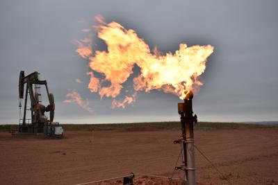 En esta imagen de archivo, una llama quema gas natural en un pozo de petróleo en Watford City, Estados Unidos, el 26 de agosto de 2021. (AP Foto/Matthew Brown, archivo)